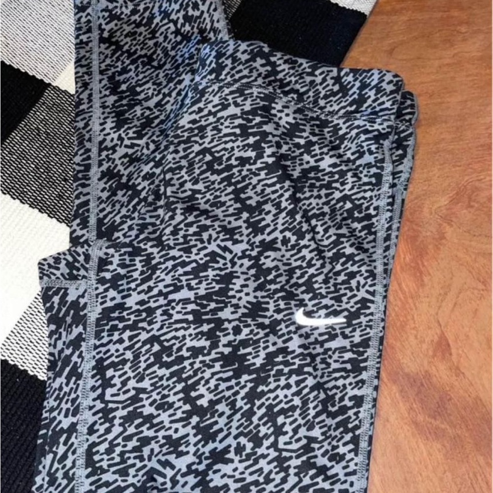 Nike Caris sz M - Picture 3 of 4